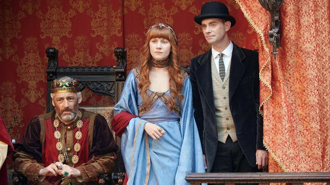 Bild: ARD/Caligari Justus (Joseph Cohen), Karlotta (Hannah Chinn) und Pan Tau (Matt Edwards) lassen es krachen.