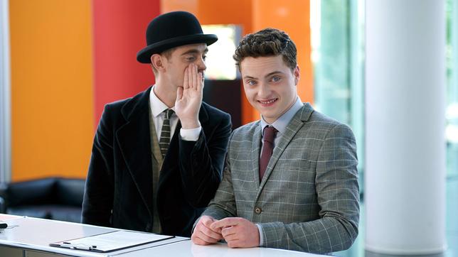 Bild: ARD/Caligari/Film2020 Mike (Jacob Avery) bekommt Tipps von Pan Tau (Matt Edwards).