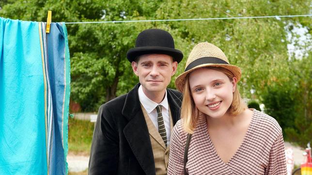Bild: ARD/Caligari Lara (Claudia Zita) und Pan Tau (Matt Edwards) sind zusammen unterwegs.