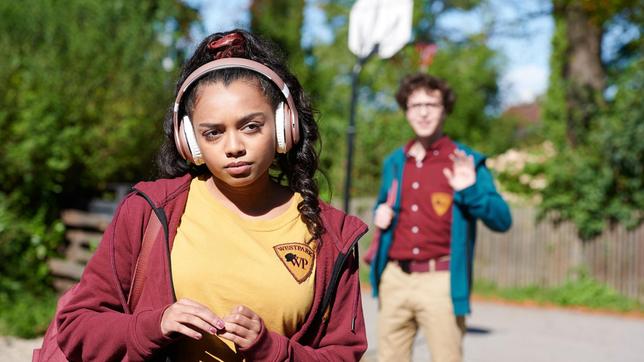 Bild: ARD/Caligari Martin (Connor Catchpole) hat sich in Elena (Natalie St. John Porther) verliebt.