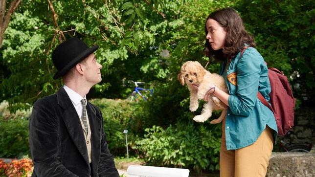 Mia (Hope Lloyd) fragt Pan Tau (Matt Edwards) um Rat.