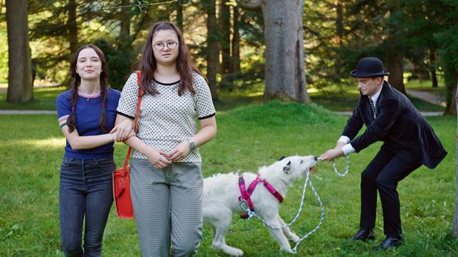 Sarabel (m., Megan Richards) zweifelt an ihrer Erfindung, aber Kat (l., Bethany Billy) und Pan Tau (r., Matt Edwards) unterstützen sie.