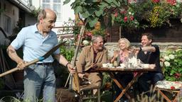 Paul Kemp sitzt mit Bruder Luis und den Eltern Hermann und Franziska bei Kaffee und Kuchen im Garten.
