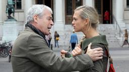Professor Haller bedrängt seine Mitarbeiterin Natalie.