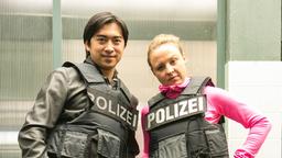 Vicky (Katja Danowski) und Hui (Aaron Le) nach dem Einsatz in der Rechtsmedizin.