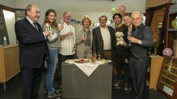 Überraschung: Alle feiern mit dem perplexen Edwin Geburtstag: PP Plocher (Michael Prelle), Tina (Isabelle Barth), Hanno (Christian Hockenbrinck),  Heidrun Hoffmann (Verena Plannger), Günter Hoffmann (Wolfgang Winkler), Hui Ko (Aaron Le), Vicky Adam (Katja Danowski) und Edwin Bremer (Tilo Prückner).