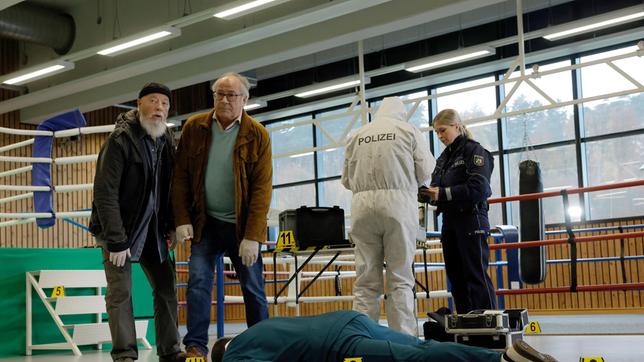 Bild: ARD/Tom Trambow Bielefelder (Bill Mockridge) und Klaus Schmitz (Hartmut Volle) begutachten den Tatort. Handballtrainer Rainer Teichmann ist kaltblütig ermordet worden (mit Komparserie).