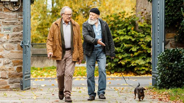 Bild: ARD/Kai Schulz Bielefelder (Bill Mockridge) zeigt sich vor Klaus Schmitz (Hartmut Volle) besorgt, dass der Mörder es auch auf Hund Yoda abgesehen haben könnte.