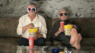 Bild: ARD/Kai Schulz Günter und Edwin sitzen mit 3D-Brillen vor dem Fernseher.