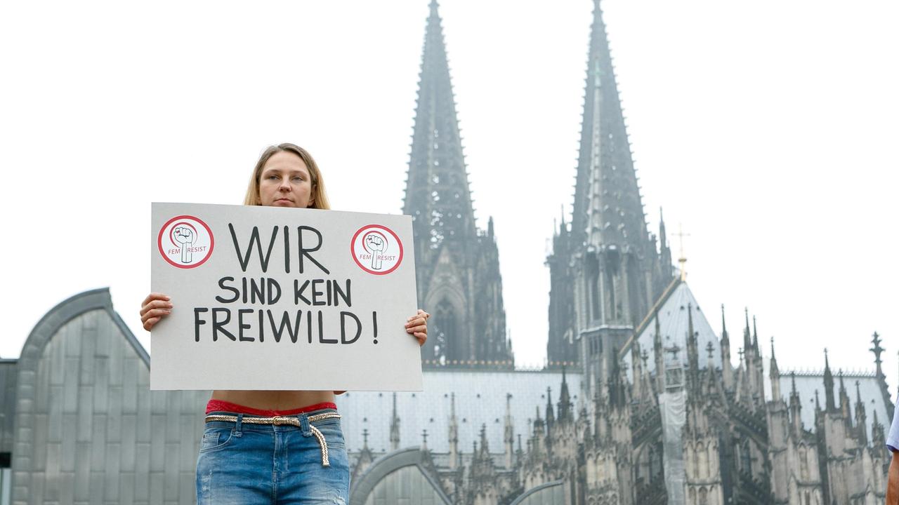 Die radikale Feministin Lisa (Liesa Kaltofen) protestiert mitten in Köln (im HG Kölner Dom) gegen Sexismus.