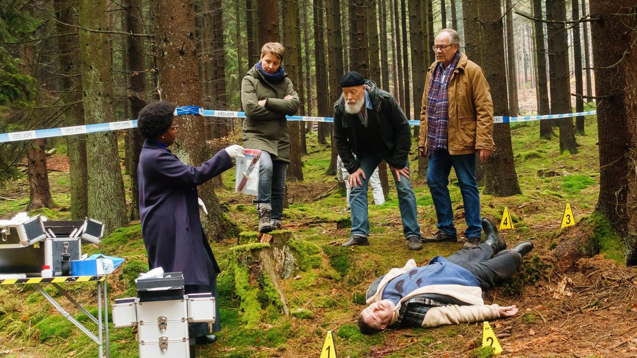 Die Rentnercops Bielefelder (Bill Mockridge), Klaus Schmitz (Hartmut Volle) und Vicky Adam (Katja Danowski) kommen am Tatort an und treffen auf Dr. Lara Krüger (Dela Dabulamanzi).
