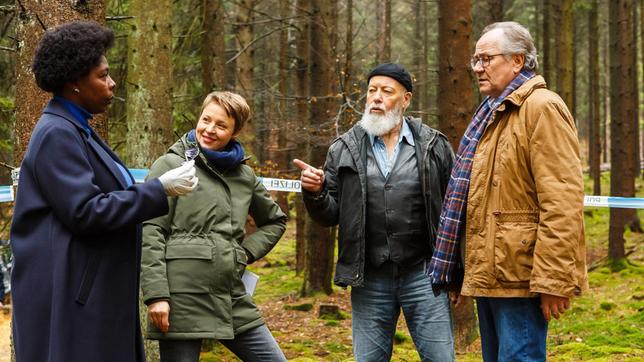 Die Rentnercops Bielefelder (Bill Mockridge), Klaus Schmitz (Hartmut Volle) und Vicky Adam (Katja Danowski) kommen am Tatort an und treffen auf Dr. Lara Krüger (Dela Dabulamanzi).