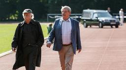 Die Rentnercops Edwin Bremer (Tilo Prückner) und Günter Hoffmann (Wolfgang Winkler) eilen zum Tatort.