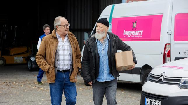 Die Rentnercops, Klaus Schmitz (Hartmut Volle) und Reinhard Bielefelder (Bill Mockridge) sehen sich auf dem Gelände des Paketdienstes um.
