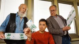Die Rentnercops Reinhard Bielefelder (Bill Mockridge) und Klaus Schmitz (Hartmut Volle) versuchen sich als Geldfälscher. Hui Ko (Aaron Le) begutachtet das Ergebnis.