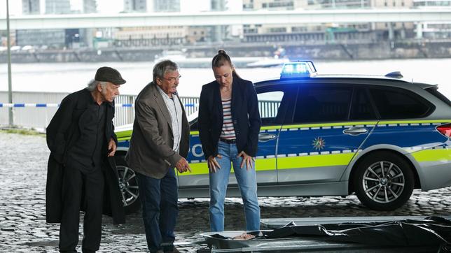 Bild: ARD/Kai Schulz Edwin Bremer (Tilo Prückner), Günter Hoffmann (Wolfgang Winkler) und Vicky Adam (Katja Danowski) kurz vor dem Abtransport des Mordopfers.