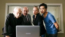  Edwin Bremer (Tilo Prückner), Plocher (Michael Prelle), Vicky Adam (Katja Danowski) und Hui Ko (Aaron Le) schauen sich das Verhör am Laptop an.