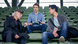 Edwin Bremer (Tilo Prückner) und Hui Ko (Aaron Le) mit dem verletzten Nachwuchs-Fußballer Leon (Nick Julius Schuck).