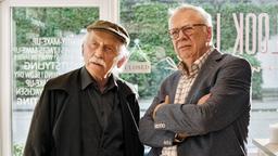 Edwin (Tilo Prückner) und Günter Hoffmann (Peter Lerchbaumer) ermitteln im privaten Umfeld des Ermordeten.
