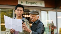 Edwin (Tilo Prückner), und Hui (Aaron Le) orientieren sich mit dem Lageplan des Zoos.