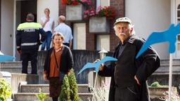 Ermittlungen im Haus von Nina Pesch (Mira Bartuschek, im HG): Hannah (Swetlana Schönfeld) wundert sich über das seltsame Verhalten von Edwin Bremer (Tilo Prückner).