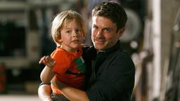 Finn (Florian Thürnagel) ist zurück in den Armen seines Vaters (Sebastian Schlemmer).