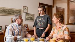 Frühstück: Günter Hoffmann (Wolfgang Winkler) beschwert sich bei Enkelin Lotta (Katharina Witza) - fair gehandelt schmeckt ihm nicht. Heidrun (Verena Plangger) hält sich zurück.