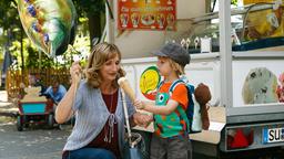 Gisela Carstens (Petra Nadolny) kauft dem kleinen Finn (Florian Thürnagel) einen Balloon.