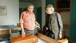 Günter Hoffmann (Wolfgang Winkler) und Edwin Bremer (Tilo Prückner) gehen incognito als Patienten in die Reha-Klinik. Sie müssen sie sich ein Zimmer teilen und streiten um das Bett am Fenster.