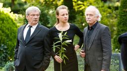 Günter (Wolfgang Winkler), Vicky (Katja Danowski) und Edwin (Tilo Prückner) auf der Beerdigung von Dr. Körfer.