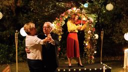 Heidrun (Verena Plangger) und Günter Hoffmann (Peter Lerchbäumer) genießen das private Geigenkonzert von Loretta Marinelli (Sharon Sophie Berlinghoff) in ihrem Garten.