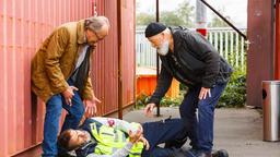 Herr Naumann (Guido Broscheit) wurde angegriffen - Klaus Schmitz (Hartmut Volle) und Reinhard Bielefelder (Bill Mockridge) kommen ihm zu Hilfe.