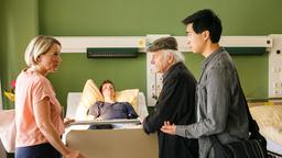 Hui Ko (Aaron Le) und Edwin Bremer (Tilo Prückner) statten Oskar Ribenbrok (Carl Benzschawel) eine Krankenbesuch ab und treffen dort auf seine Mutter Katja Ribenbrok (Isabel Schosnig).