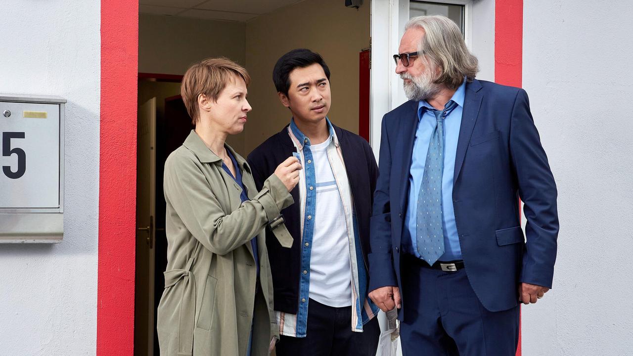 Hui Ko (Aaron Lee) und Vicky Adam (Katja Danowski) treffen am Tatort auf Rainer Paffrath (Andreas Windhuis).