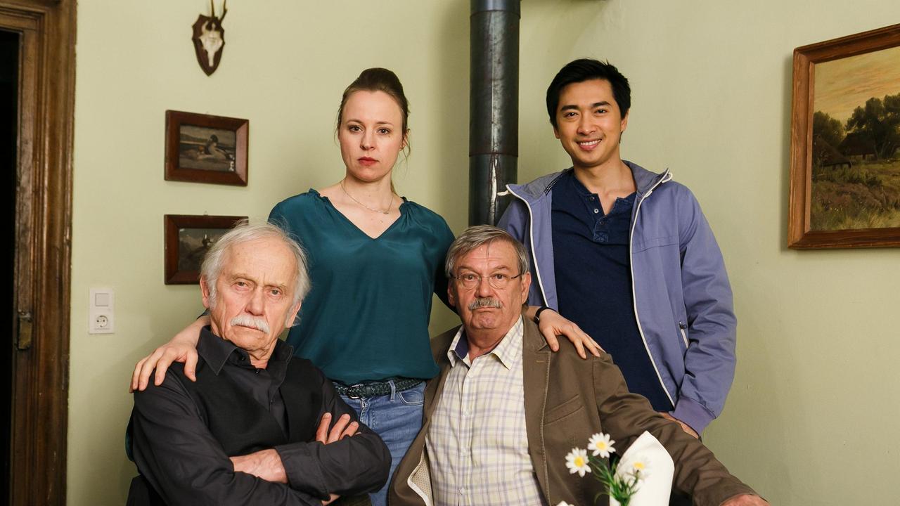 Hui (Aaron Le, h.), Vicky (Katja Danowski, h.), Edwin (Tilo Prückner) und Günter (Wolfgang Winkler), befinden sich gemeinsam auf dem Weg zu einem Fortbildungskurs.