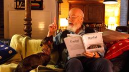 Hundeschule einmal anders: Reinhard Bielefelder (Bill Mockridge) liest Dackel Yoda aus dem "Dackelbuch" vor.