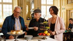 Im Aufenthaltsraum des Altenheims: Marie Kleinmann (Laura Blaeser) bietet Günter (Peter Lerchbaumer) und Edwin (Tilo Prückner) Kuchen an.