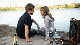 Jan Seyfert (Mario Neumann) und Julia Hofleit (Leonie Wesselow) treffen sich zu einem romantischen Picknick.