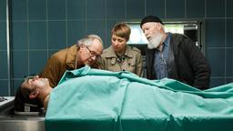 Klaus Schmitz (Hartmut Volle), Vicky Adam (Katja Danowski) und Reinhard Bielefelder (Bill Mockridge) begutachten die Leiche von Pippo (Komparse).