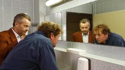 Manuel Teich (René Heinersdorff, l,) trifft Sascha Kesko (Jesse Albert) auf der Herrentoilette.