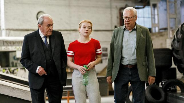 Bild: ARD/Kai Schulz Plocher (Michael Prelle) und Günter (Peter Lerchbäumer) erhoffen sich Hinweise von Lara Deppe (Franziska Brandmeier).