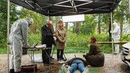 Plocher (Michael Prelle) und Vicky Adam (Katja Danowski) kommen zum Tatort. Haben Dr. Rosalind Schmidt (Helene Grass) und die Spusi (Komparsen) schon Hinweise auf den Täter gefunden?