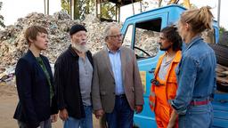 Reinhard Bielefelder (Bill Mockridge), Klaus Schmitz (Hartmut Volle) und Vicky Adam (Katja Danowski) befragen Batyr Sentürk (Mehdi Salim) und Sybille „Bille“ Tietschke (Bettine Langehein).