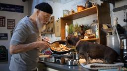 Reinhard Bielefelder (Bill Mockridge) kocht am Wochenende für seinen Hund "Yoda".