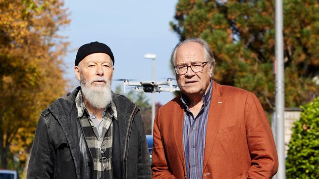 Bild: ARD/Kai Schulz Reinhard Bielefelder (Bill Mockridge) und Klaus Schmitz (Hartmut Volle) folgen der Drohne.