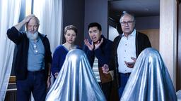Reinhard Bielefelder (Bill Mockridge), Vicky Adam (Katja Danowski), Hui Ko (Aaron Le) und Klaus Schmitz (Hartmut Volle) erschrecken sich vor den Statuen.