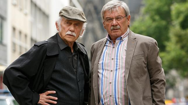 Bild: ARD/Kai Schulz Die Kommissare Edwin Bremer (Tilo Prückner, l.) und Günter Hoffmann (Wolfgang Winkler, r.) könnten ihren wohlverdienten Ruhestand genießen, erscheinen aber dennoch jeden Tag pünktlich zum Dienst.