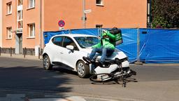 Sascha Leiter (Mirko Stübing) wird von einem heranfahrenden PKW vom Fahrrad geschleudert.