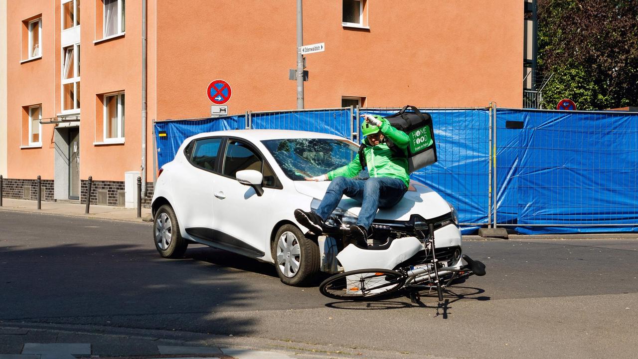Sascha Leiter (Mirko Stübing) wird von einem heranfahrenden PKW vom Fahrrad geschleudert.