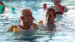 Undercover: Edwin Bremer (Tilo Prückner) und Günter Hoffmann (Wolfgang Winkler, l) bei der Wassergymnastik in der Reha-Klinik.